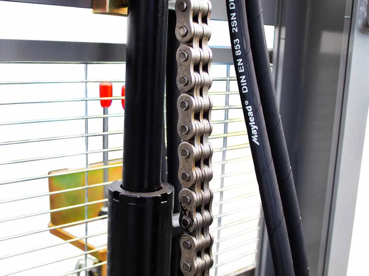 Graecus | Κλαρκ για τρακτέρ 2 σταδιων με ανύψωση βάρους 800kg και ύψους 250εκ, υδρ. πλάγια μετατόπιση, υδρ. ρύθμιση μπούμας και ασύρματο χειριστήριο